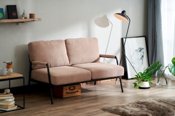 リビングに設置されたグレージュのソファ