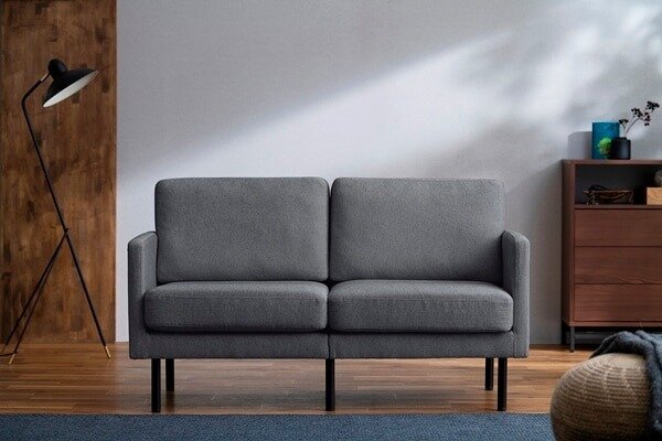 モダンなリビングに設置されたソファ