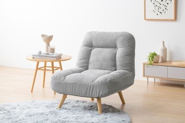 明るいリビングにある一人がけソファ