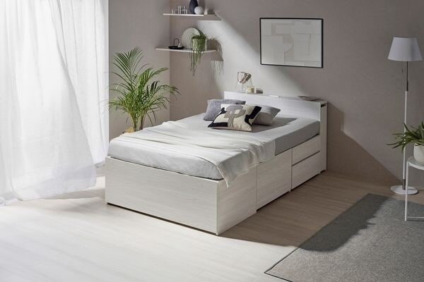 ホワイトを基調にした部屋にあるベッド