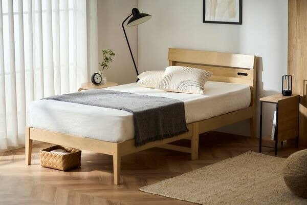 日当たりの良い寝室に置かれたベッド