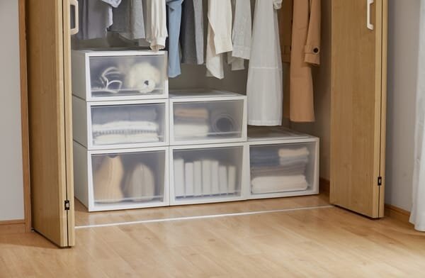 クローゼットの中に置かれた収納ボックス