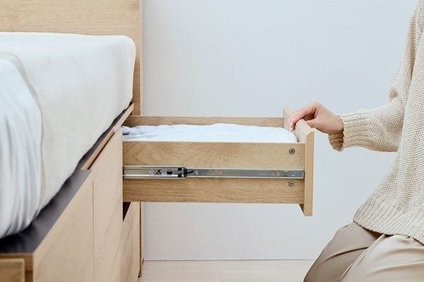 引き出しを開ける人