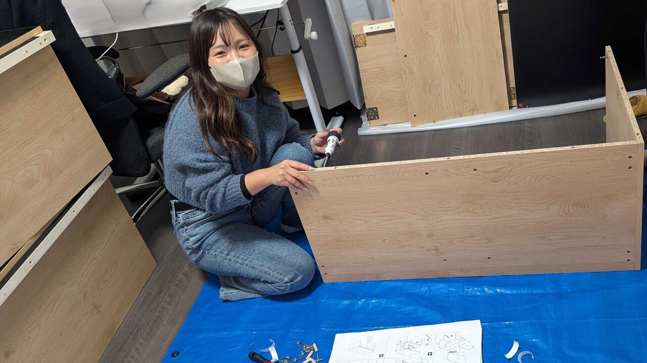 ベッドの組み立てをする女性