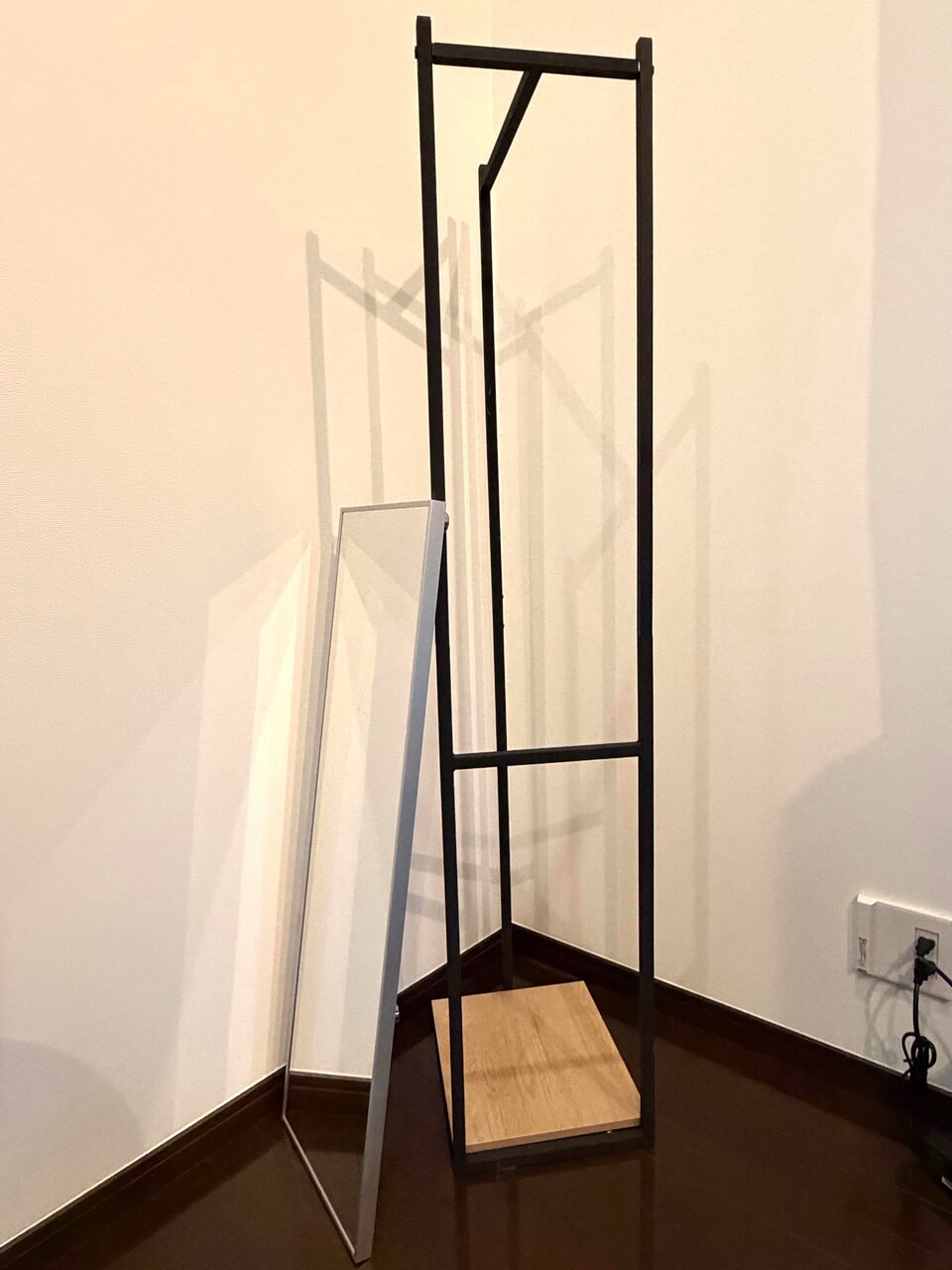 スリムハンガーラックと鏡を外している様子