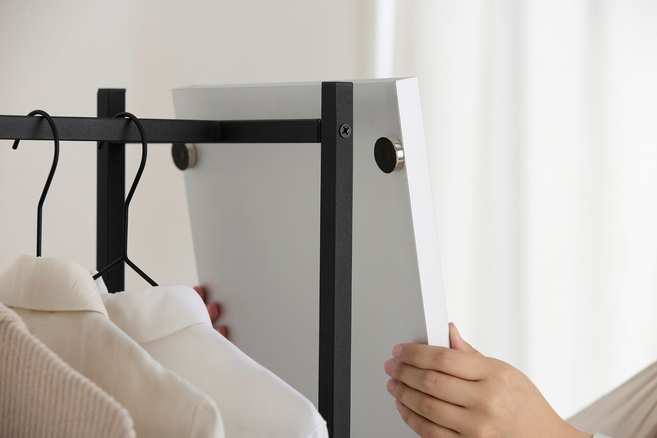 ミラーとラックは磁石で簡単に取り付け・取り外しができる仕様。