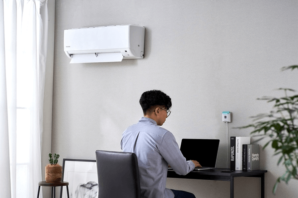 エアコンの効いた部屋で仕事をする人