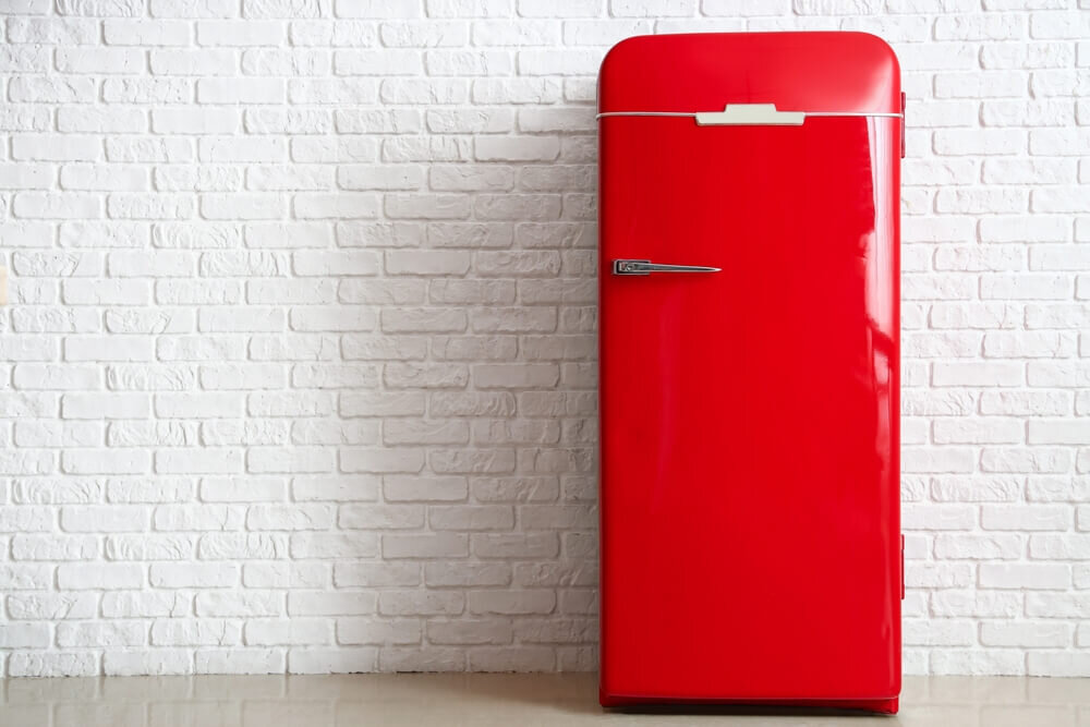 白い背景にある赤い冷蔵庫