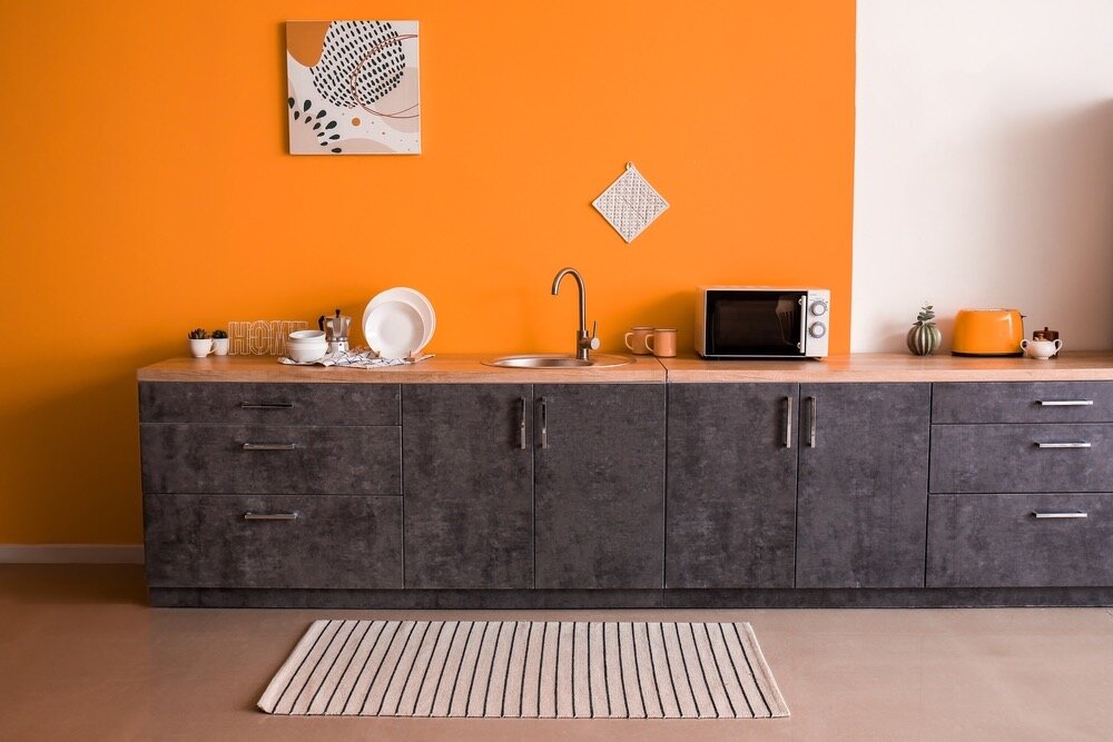 オレンジ色を基調としたキッチンに設置されたオーブンレンジ