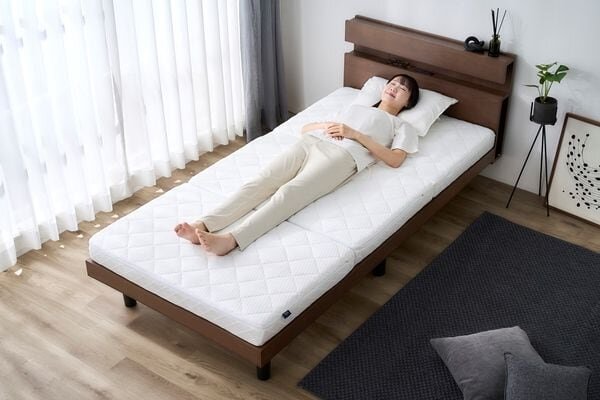 ベッドで寝ている女性