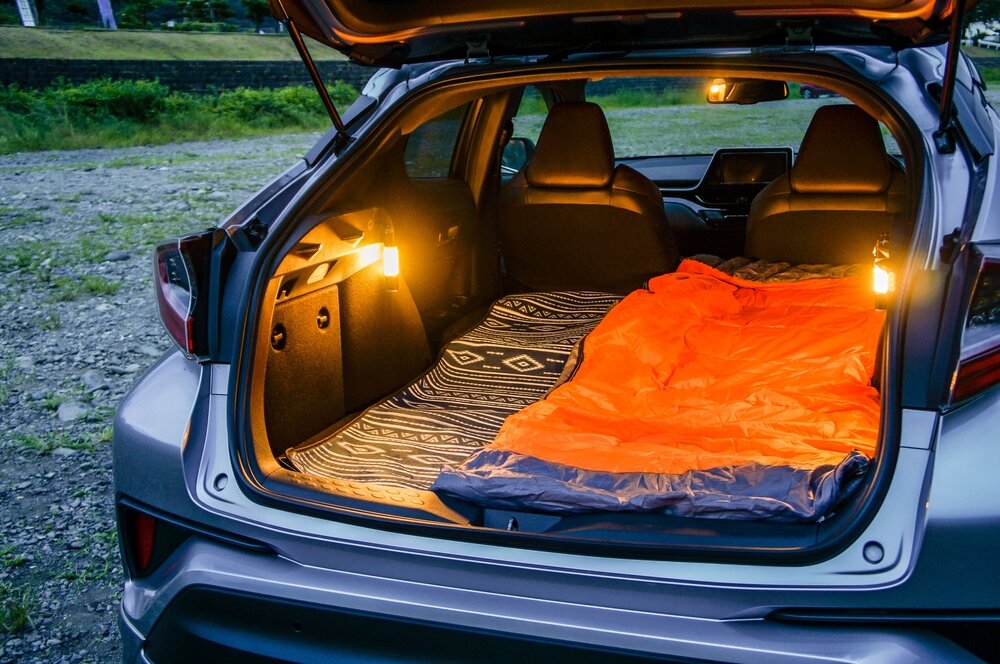車に敷かれたマットと寝袋