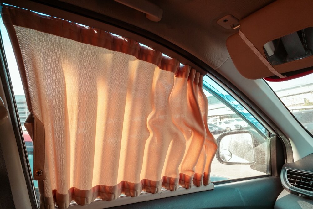 車の窓につけたカーテン