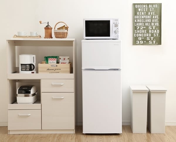 部屋に置かれた白い冷蔵庫