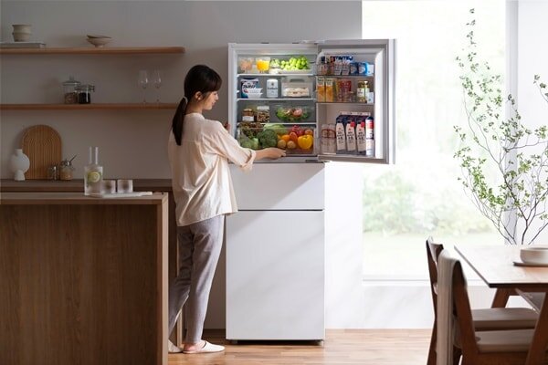 冷蔵庫を開ける女性