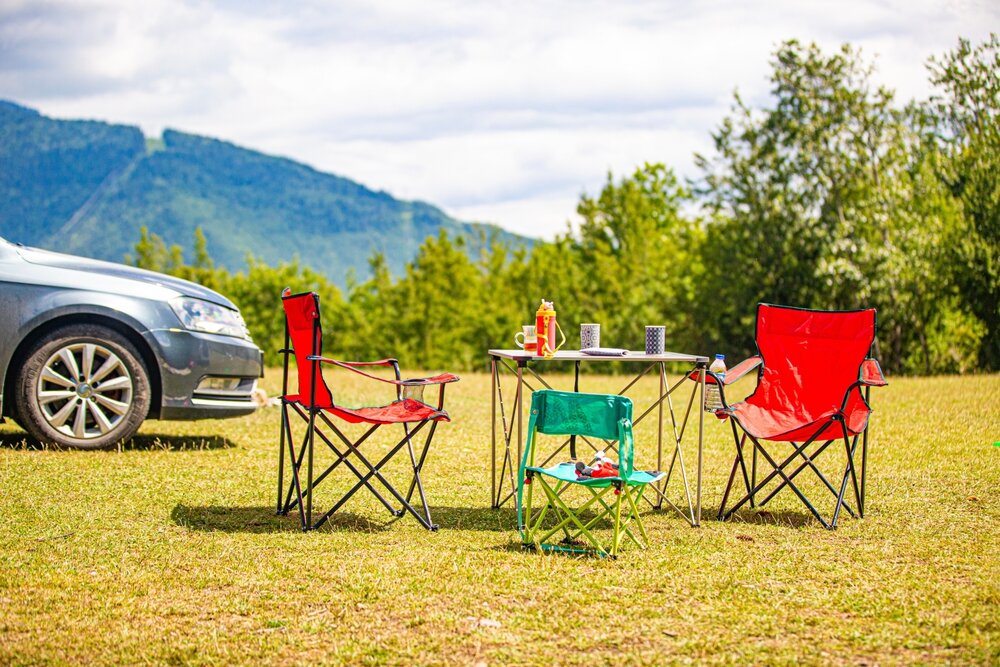 屋外に置かれたイスとテーブル