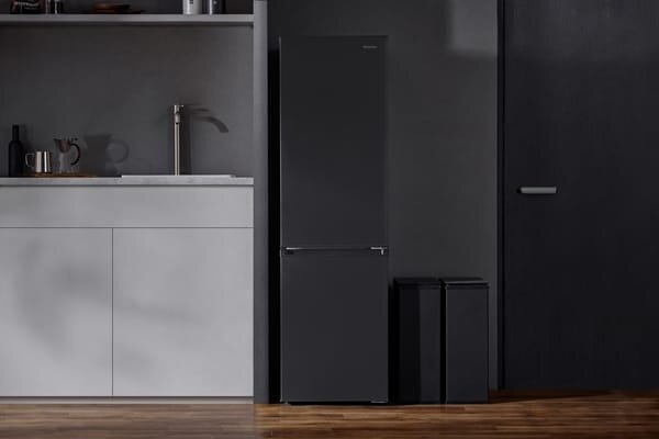 キッチンに設置された黒い冷蔵庫