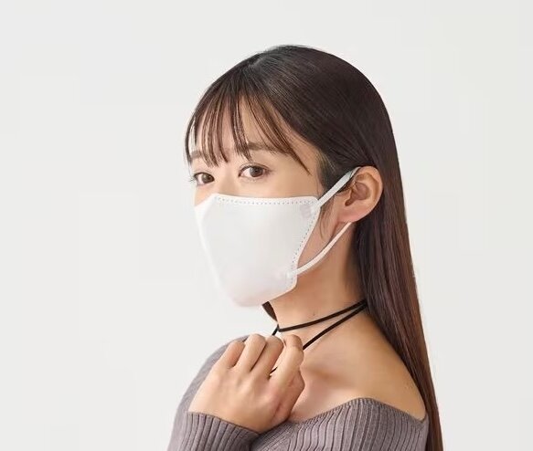 アイリスオーヤマのDAILY FIT MASKをつけた女性