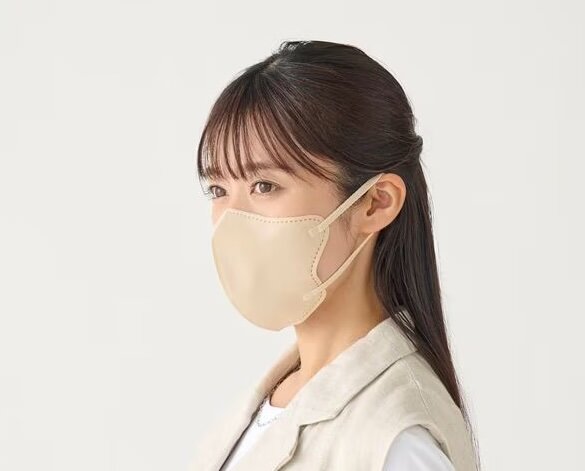 アイリスオーヤマのASHIONABLE MASKをつけた女性