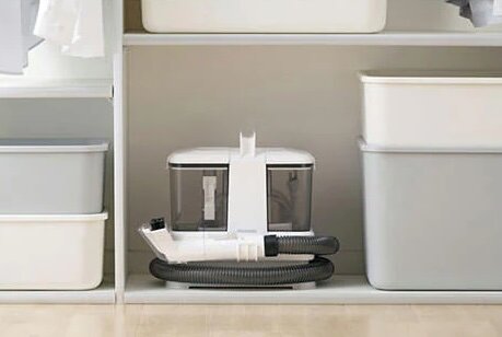 棚に収納されたリンサークリーナー