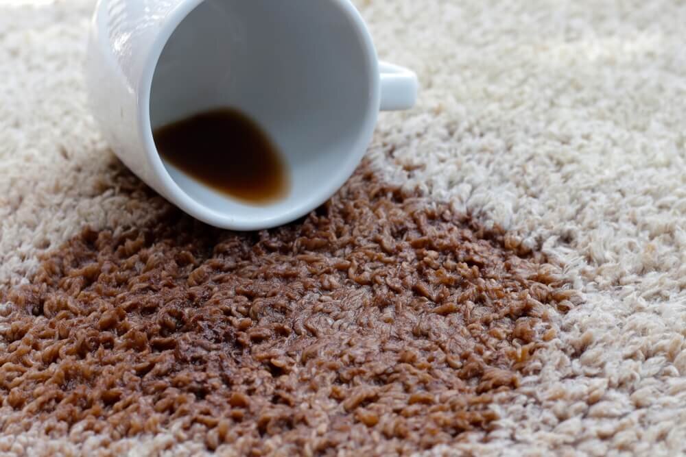 カーペットにこぼれたコーヒー