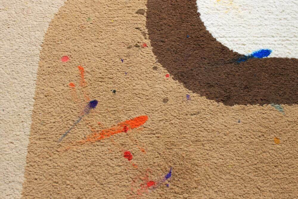 クレヨンの汚れがついたカーペット