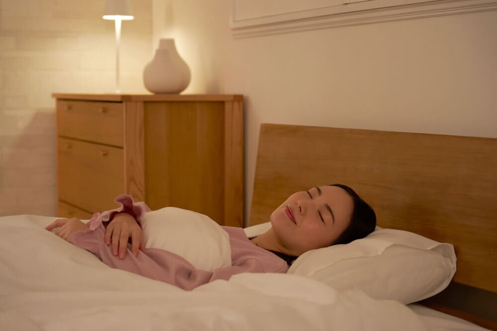 ベッドで寝ている女性