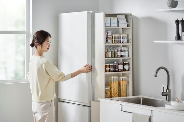 アイリスオーヤマの隙間収納ラックが設置されたキッチン