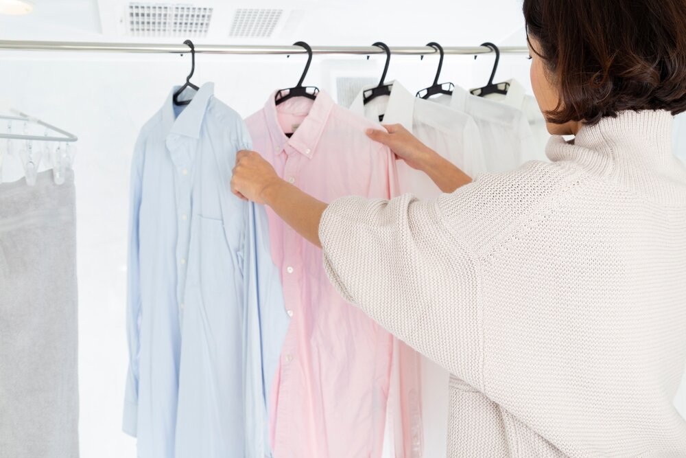 洗濯物を干す女性