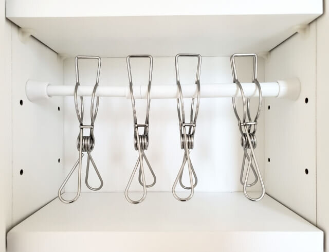 つっぱり棒が取り付けられた棚