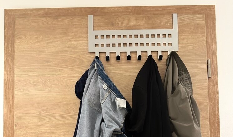 ドアフックに掛けられた洋服