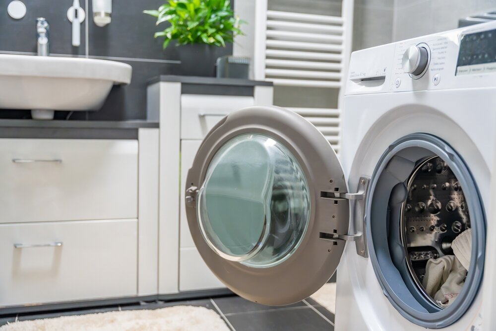 脱衣所に設置されたドラム式洗濯機