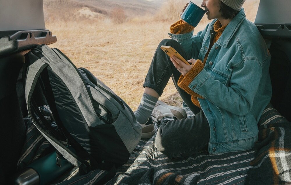 車内で飲み物を飲む女性