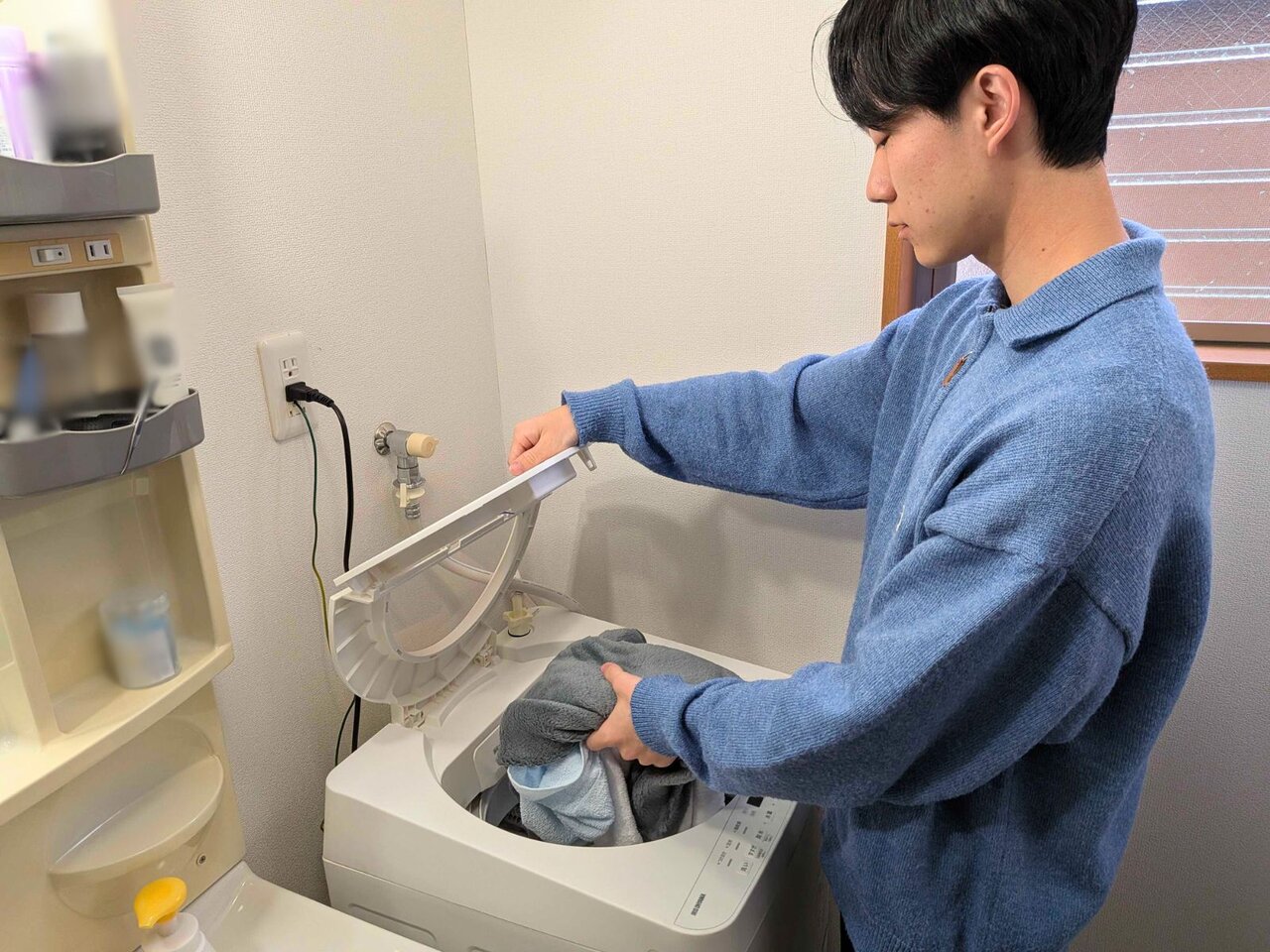 洗濯物を取り出す人