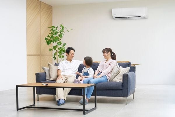 大きな窓がある開放的なリビングに設置されたエアコン