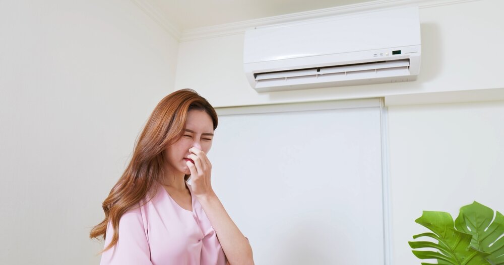 エアコンの異臭に悩む女性