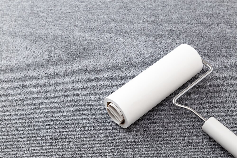 カーペットをコロコロで掃除する様子