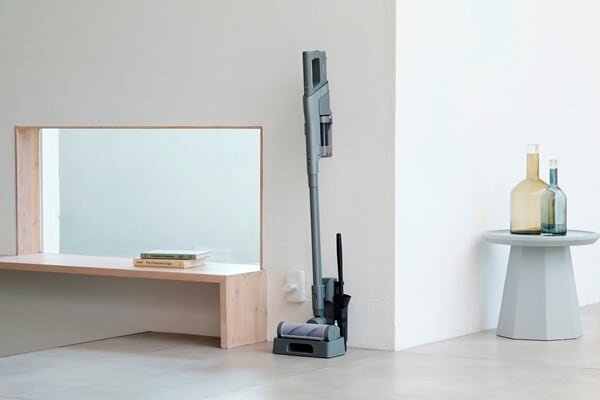 部屋に置かれたスティッククリーナー