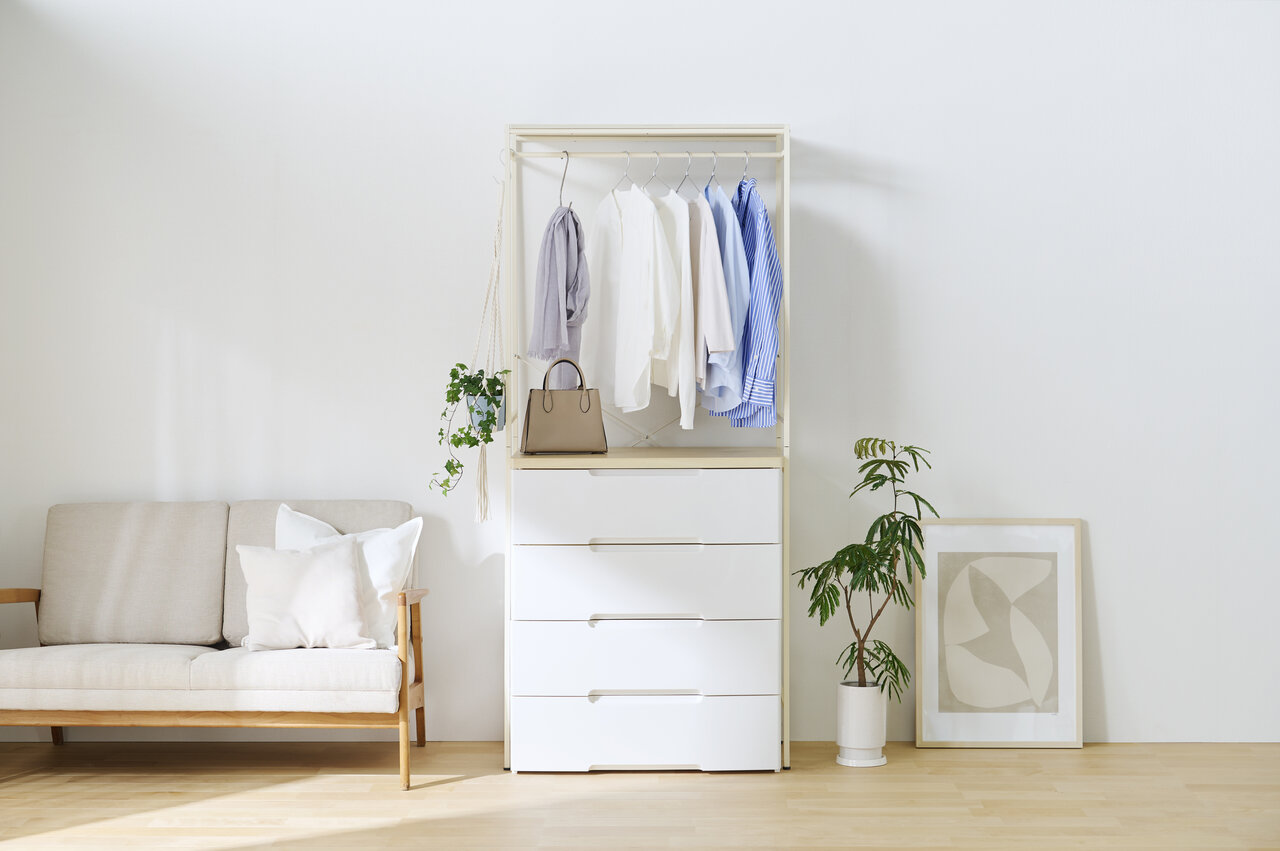 アイリスオーヤマのチェスト上ハンガーラック