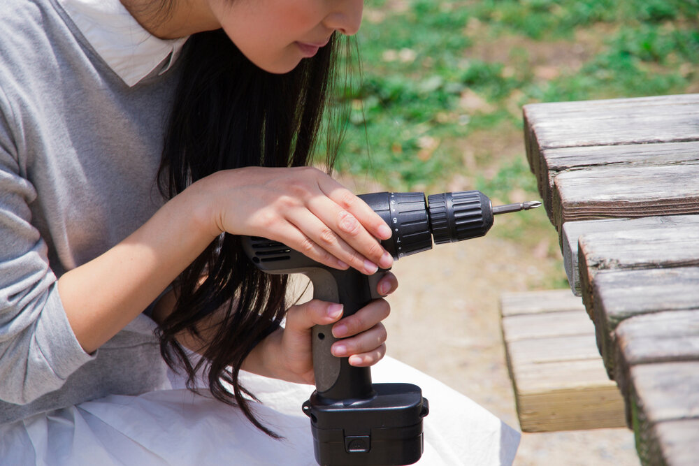 電動ドライバーを使いDIYをする女性