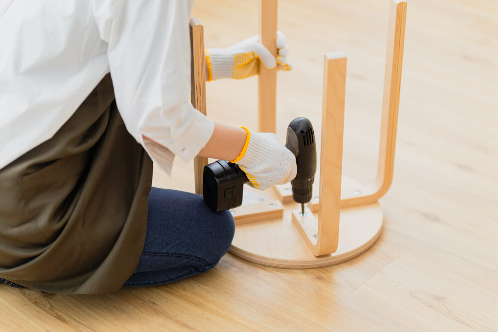 電動ドライバーで椅子を作る女性