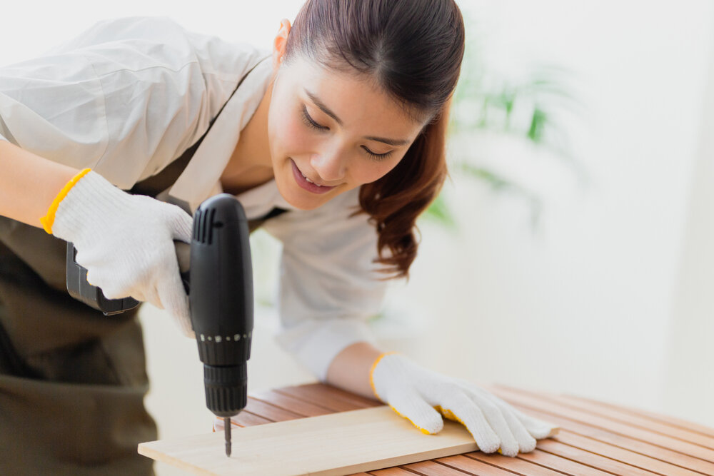 電動ドライバーを使う女性
