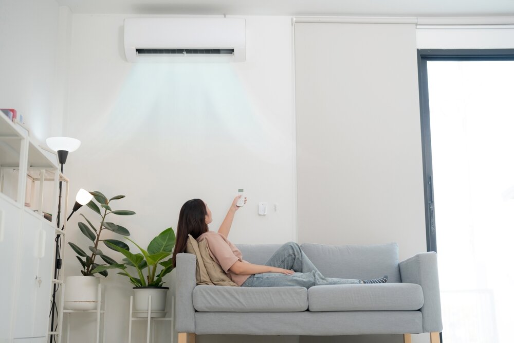 エアコンの付いた部屋でくつろぐ女性
