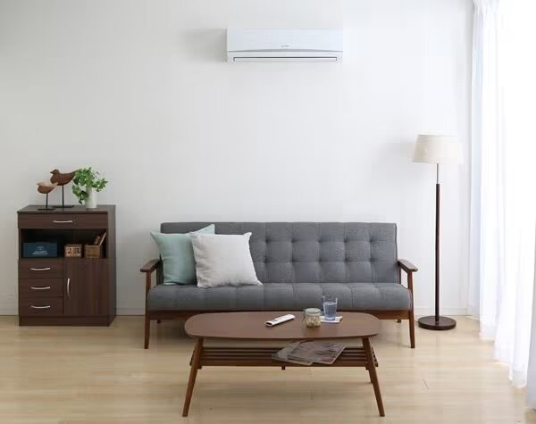 リビングに設置されたアイリスオーヤマのエアコン