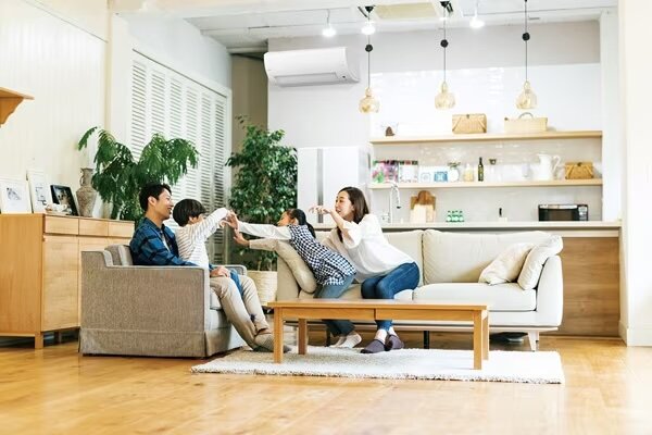家族が団欒するリビングに設置されたアイリスオーヤマのエアコン