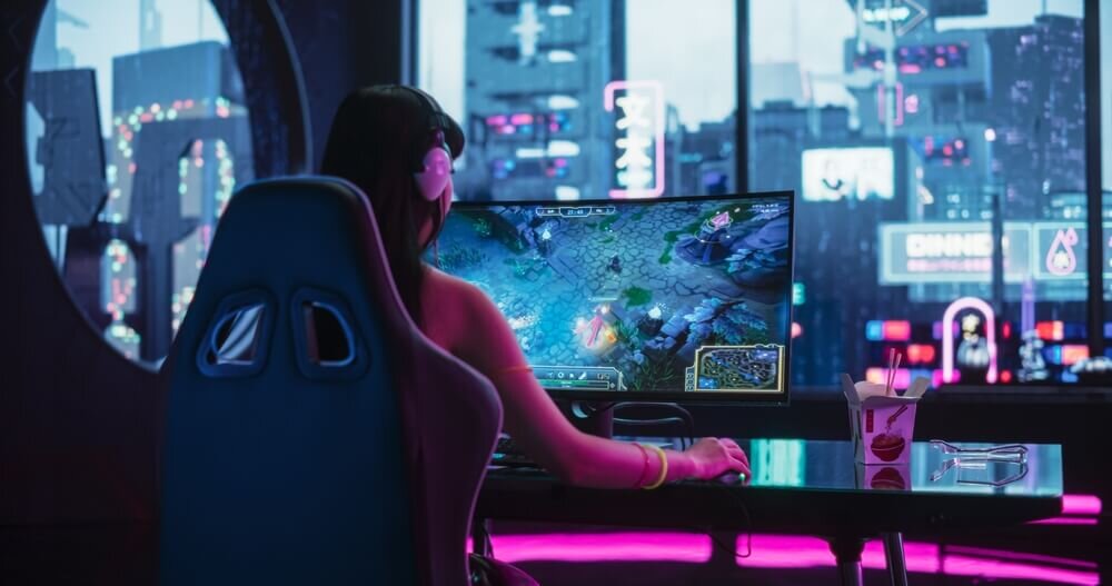 ゲームを楽しむ女性の後ろ姿