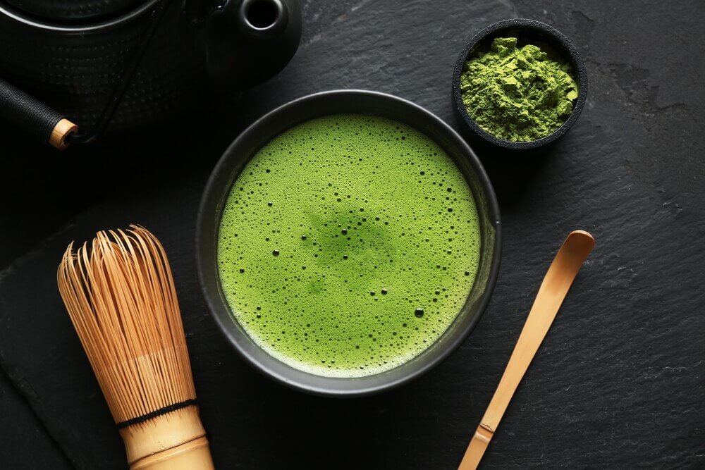 器に注がれた抹茶と茶道具