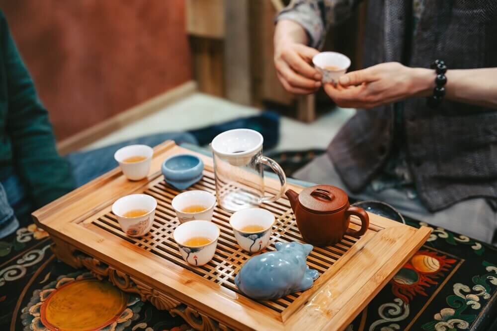 テーブルに並べられた中国茶