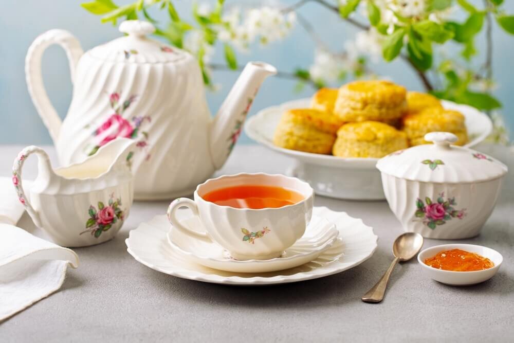 紅茶とスコーン、ティーポット