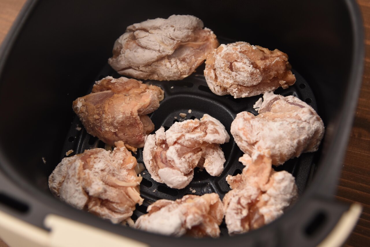 エアフライヤーにセットした鶏肉
