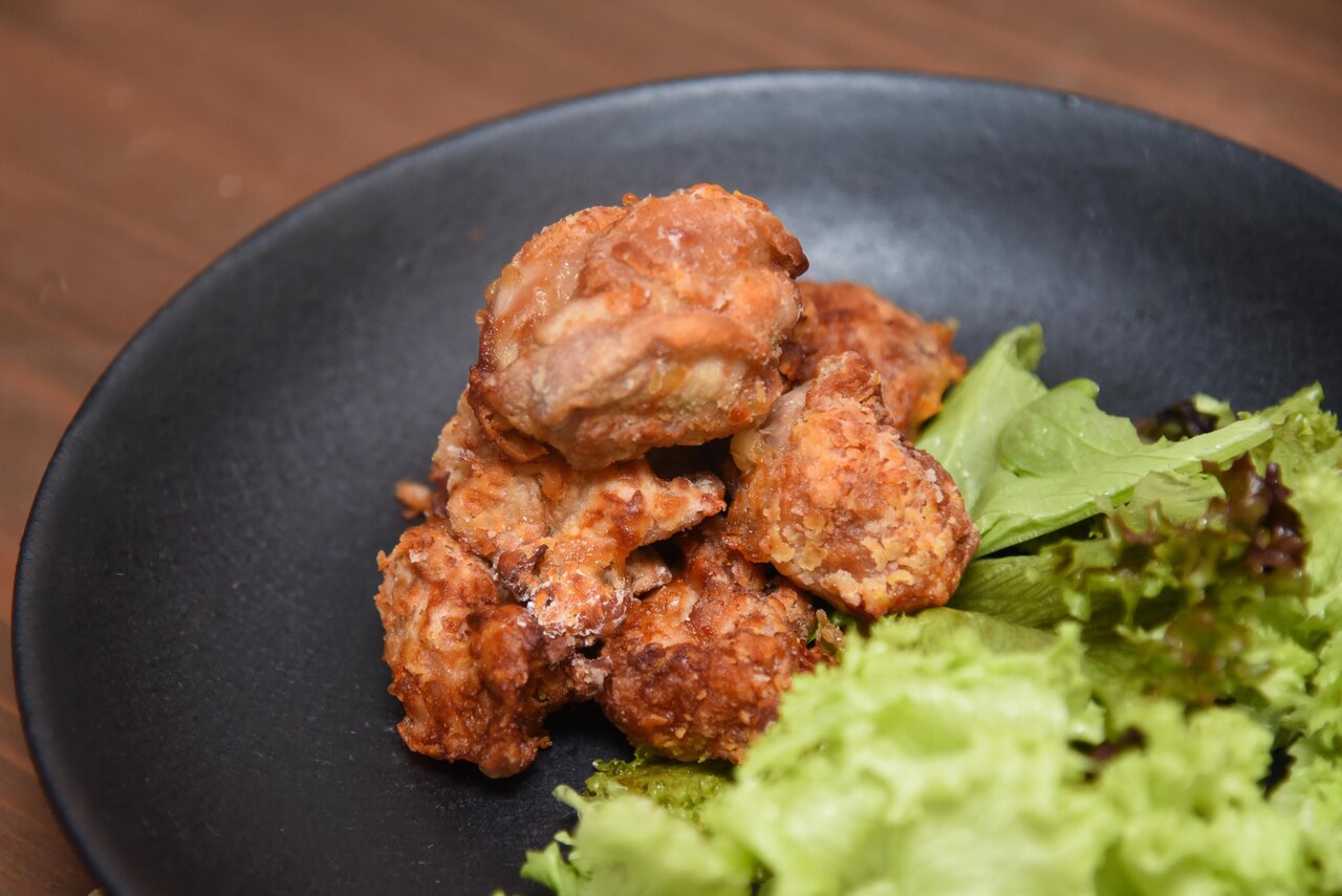 盛り付けられた唐揚げ